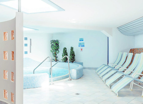 Relaxačný pobyt v kúpeľnom meste Hévíz v hoteli s polpenziou a zľavou do termálov.