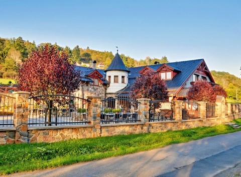 Posázavie: romantický pobyt na Zámečku Kaliště *** s polpenziou a bazénom.