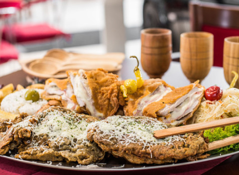 Vyše kilová porcia rezňov pre 4 – 5 osôb alebo 600 g misa rezňov pre dvoch.