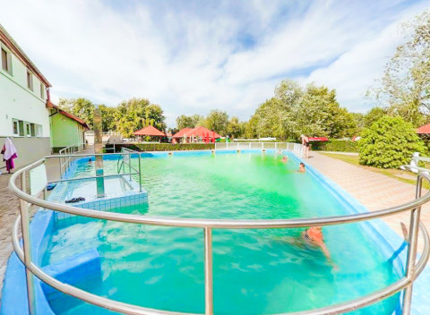 Fertő-parti Panzió v Hegykő: polpenzia, vstup do kúpeľov a neobmedzené wellness.