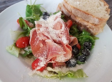 Chutný taliansky alebo rukolový šalát z čerstvých surovín v centre Košíc.