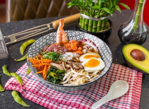 Ramen vo Fugu Sushi - ryža, čerstvá zelenina, ryby a klíčky. V ponuke 3 druhy chirashi.