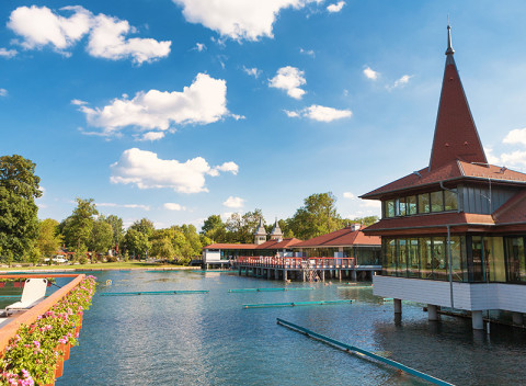 Maďarský Hévíz v apartmánoch s raňajkami + zľava do termálov a platnosť do februára 2020.