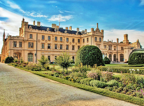 Južná Morava v penzióne pri Lednicko-valtickom areáli s polpenziou, aktivitami a vínom.