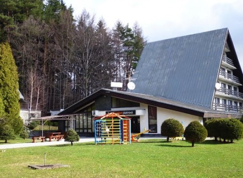 Dovolenka v blízkosti lesa s ideálnou polohou na turistiku v hoteli Junior Piatrová** s polpenziou.