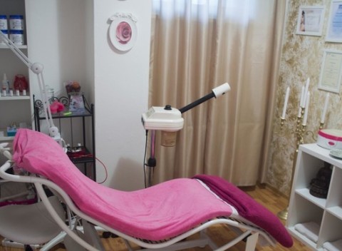 Kompletné hĺbkové čistenie pleti mikrodermabráziou alebo ultrazvukom.