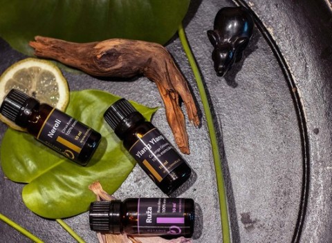 Balíčky čistých 100 % prírodných esenciálnych olejov s blahodárnými liečivými účinkami.