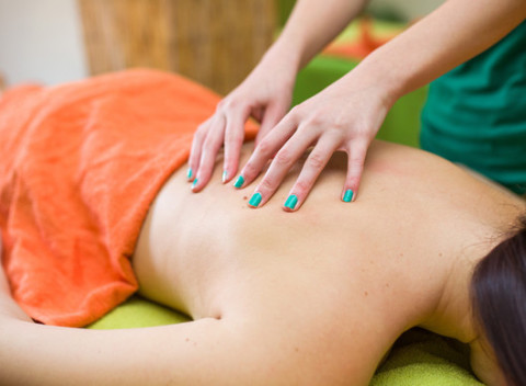 Ayurvédska masáž so špeciálnou masážou chrbta. Relaxačná procedúra pre uvoľnenie celého tela.