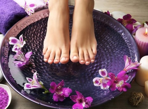 Mokrá pedikúra alebo pedikúra s gél lakom. Aby naše telo mohlo dýchať slnečné lúče.