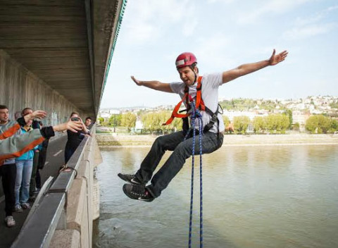 Kyvadlový zoskok z mosta Lafranconi, 20 m vysoká hojdačka nad Dunajom. Zapožičanie kompletnej výstroje.