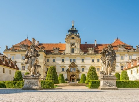 Južná Morava v modernom penzióne Čičina s fľašou vína ako darček a možnosťou degustácie.
