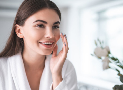 Kompletné hĺbkové čistenie s liftingom s kyselinou hyalurónovou. Každá pleť si potrebuje oddýchnuť.