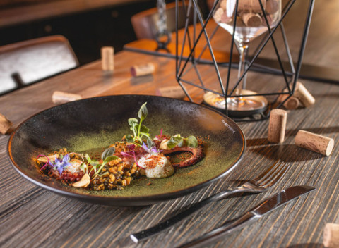 Grilovaná chobotnica alebo tatarák z tuniaka žltoplutvého v Starom Meste v The Taste.