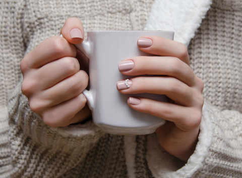 Modeláž gelových nechtov alebo gél lak. Doprajte štipku oddychu svojim nohám a rukám.