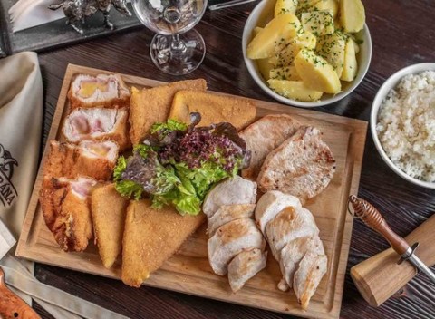 Neodolateľná takmer 2-kilová mäsová misa pre 4 osoby či 900 g misa pre 2 v reštaurácii Kozia brána.