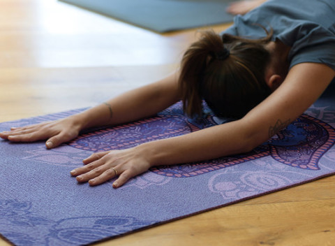 Podložky na jogu z prírodného kaučuku so zamatovým protišmykovým povrchom z mikrovlákna.