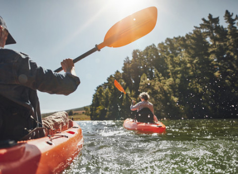 Dobrodružný splav Malého Dunaja na kanoe - ideálna letná aktivita pre partiu priateľov.