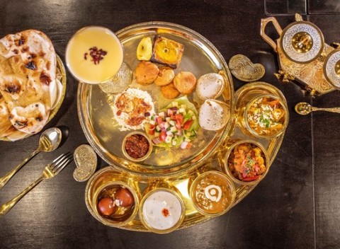 Thali menu pre 2 osoby v indickej reštaurácií The Curry - 12 rôznych druhov jedla na zlatom podnose.