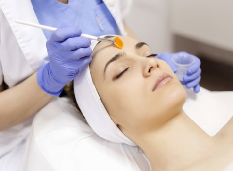 Chemický povrchový peeling s komplexom prírodných peptidov dokonale zlepšuje stav pokožky.