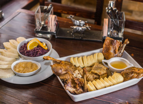 Tradičné hody s domácou kačkou a knedľou pre 4 osoby v reštaurácii Kozia brána.