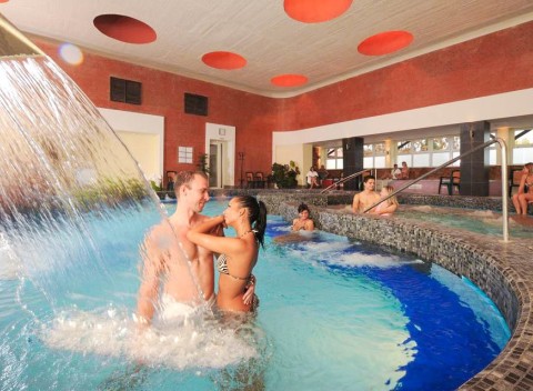 Eger s polpenziou a wellness v Hoteli Flóra *** prepojenom s termálnymi kúpeľmi.