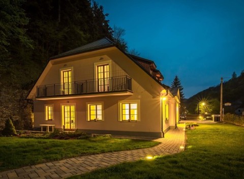 Ubytovanie pre 2 až 8 osôb v apartmánoch Weissov Dom neďaleko Banskej Štiavnice.