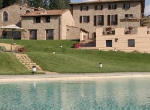 Elegantné ubytovanie v srdci Toskánska vo Villa San Filippo pre 2 osoby a 1 dieťa do 12 rokov zdarma na 4 dni s výbornými raňajkami Pobyt plný slnka a prírody s bazénom a SPA. Rezidencia z 18. storočia vyžaruje čaro minulosti a je obklopená vinicami a olivovými hájmi. Teraz len za 283 € !