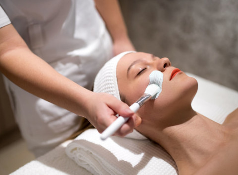 Hĺbkové ošetrenie pleti, ošetrenie ultrazvukom alebo ošetrenie pleti radiofrekvenčným prístrojom.
