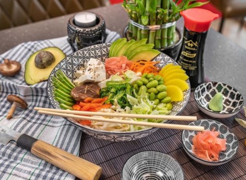 Japonské chirashi vo Fugu Sushi. Exotická pochúťka z ryže, rýb a čerstvej zeleniny.