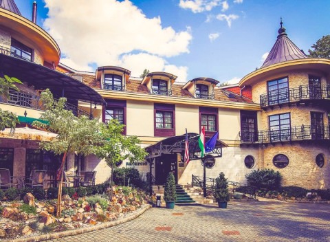 Miskolc: Hotel Kitty *** so vstupom do jaskynných kúpeľov vzdialených 100 m, neobmedzeným wellness + polpenzia.