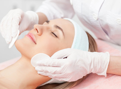 Hĺbkové čistenie pleti s maskou, masážou tváre a dekoltu, formovaním a farbením obočia.