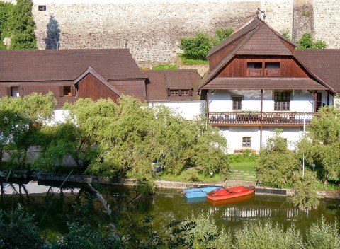 Jindřichův Hradec v Penzióne U Tkadlen pod hradom s raňajkami alebo polpenziou.