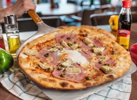 Chrumkavá pizza podľa vášho výberu v 75 Restaurant & Beer v Bratislave.