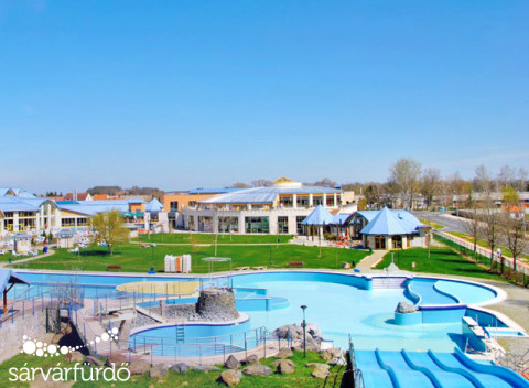 Sárvár v hoteli blízko centra s celodenným vstupom do termálov a s raňajkami.