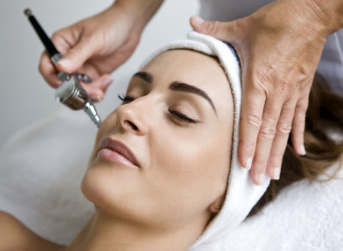 Nechirurgický 5D lifting tváre pre viditeľné omladenie a vypnutie pleti.