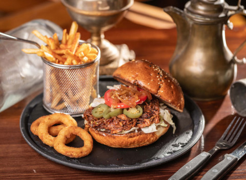 Hamburger v reštaurácii Corleone u Kmotra. Na výber z 3 rôznych burgrov.