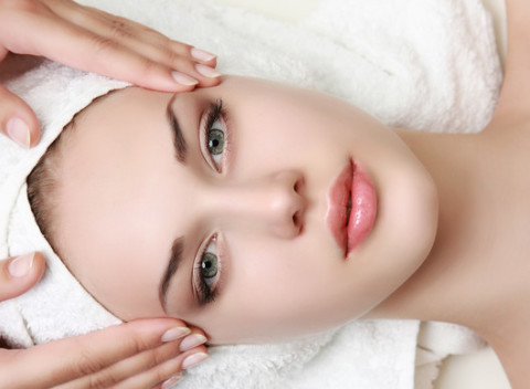 Hĺbkové čistenie s ozonizérom, ultrazvukové hĺbkové čistenie alebo omladzujúce ošetrenie.