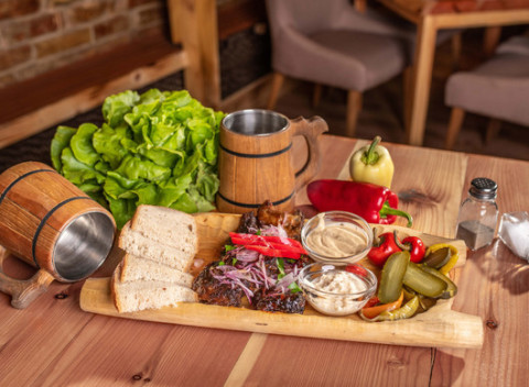 Grilované špeciality - krídelká, rebierka alebo pečené koleno až v piatich pivárňach v Bratislave.