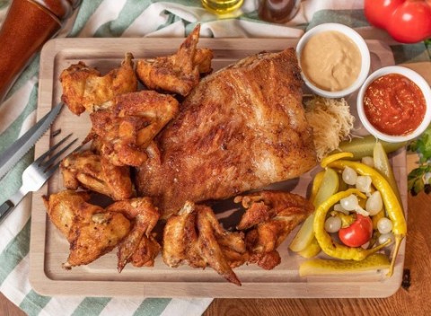 Grilované bravčové rebrá alebo krídla v 75 Restaurant & Beer v Bratislave.