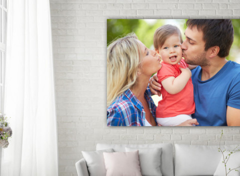 Tlač fotografií na plátno. Nemusíte svoje spomienky vešať na klinec doslova. Stačí si ich zavesiť na stenu a stane sa z nich dekorácia.  