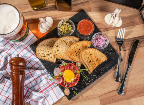 Smíchovský tatarák s hriankami a pivo v Pražskom pube, len kúsok od Trnavského Mýta.