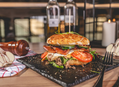 Pražský burger z trhaného bravčového pečeného mäsa, len kúsok od Trnavského Mýta.