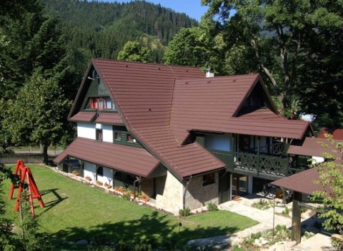 Penzión Malužiná v pokojnom prostredí pod lesom, len 25 km od aquaparku Tatralandia.