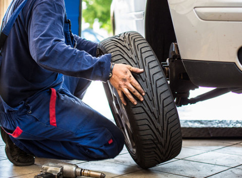 Kompletné prezutie vozidla, prehodenie kolies a uskladnenie pneumatík.