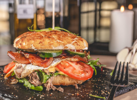 Pražský burger z trhaného bravčového pečeného mäsa, len kúsok od Trnavského Mýta.