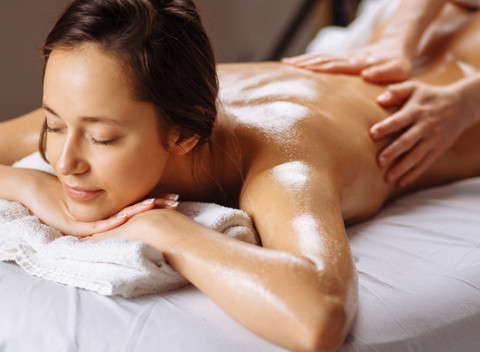 Ozdravné masáže pre celé telo – Breussova, terapeutická či masáž lávovými kameňmi.