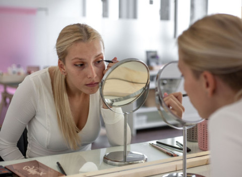 Celodenné kurzy líčenia v KIWI academy - 7 hodín výučby a praxe s profesionálnou lektorkou.