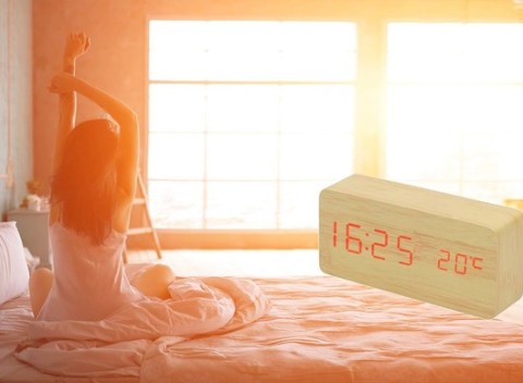 Digitálny LED budík s teplomerom v unikátnom drevenom dizajne .