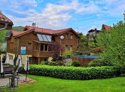 Rodinný penzión pri svahu Mlynky so záhradným wellness a polpenziou.