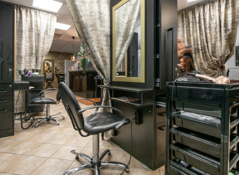 Špeciálne vlasové balíčky alebo úprava vlasov pre dámy a pánov v Arria salón.